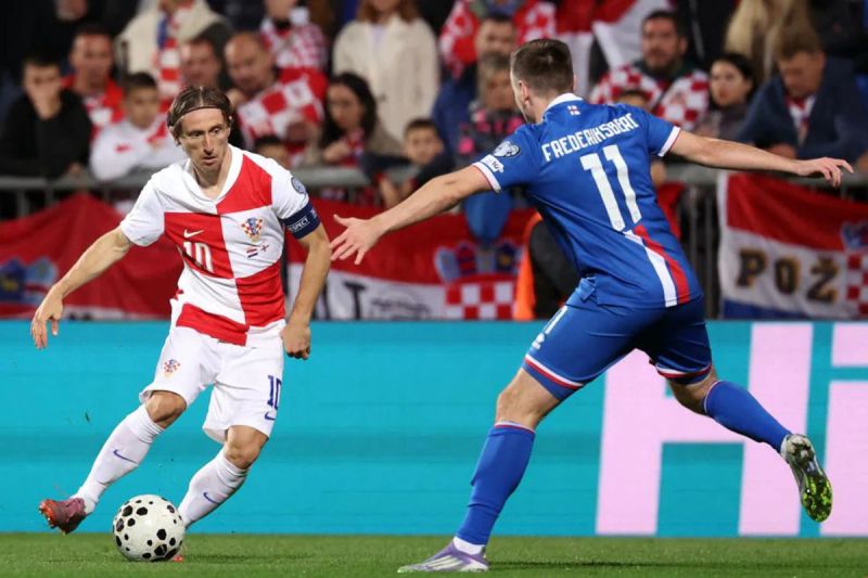 Aksi Luka Modric (kiri) saat bermain untuk Timnas Kroasia dalan pertandingan Kualifikasi Piala Dunia 2026 lawan Kepulauan Faroe di Stadion HNK Rijeka. (SinPo.id/UEFA)