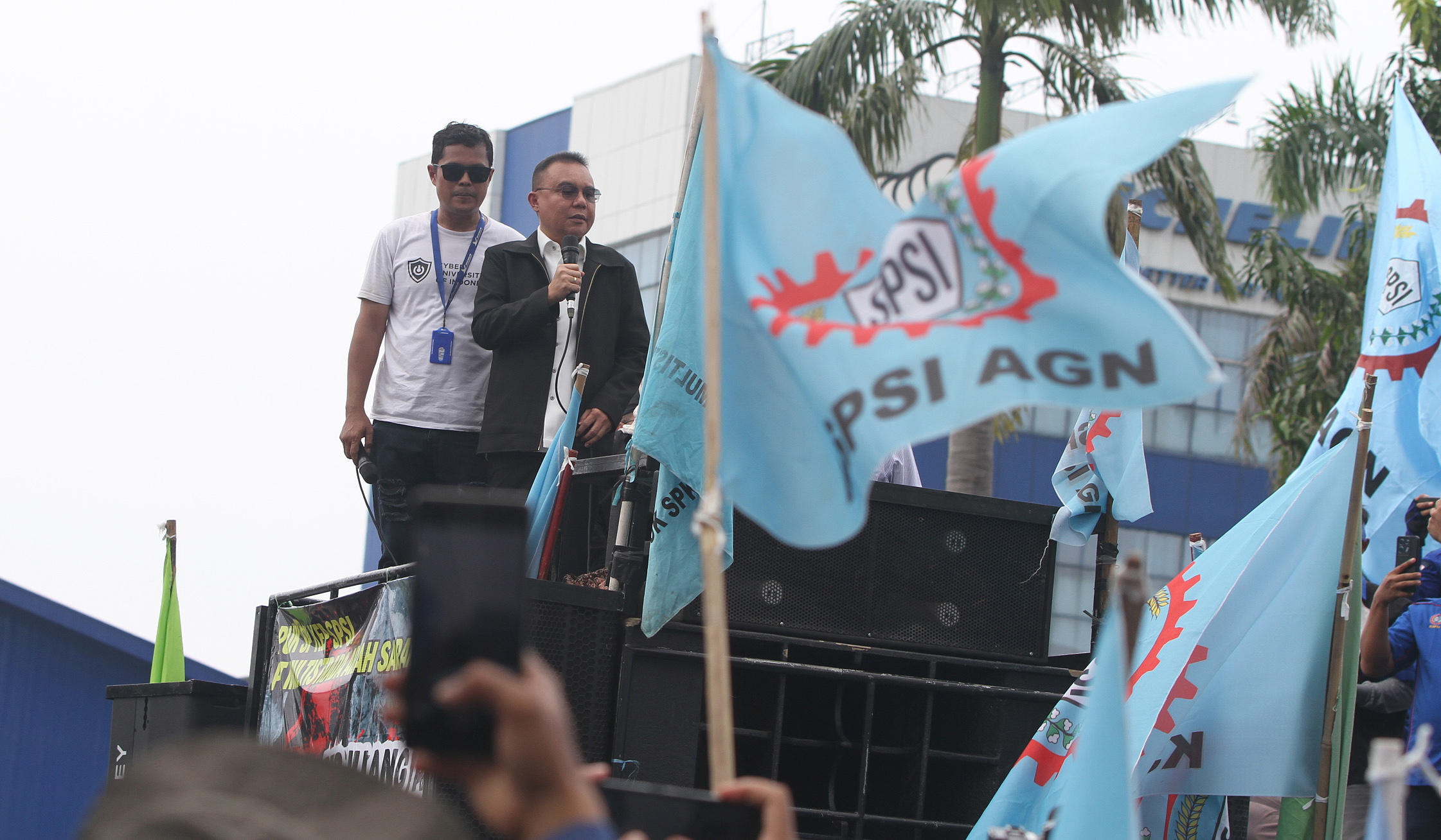 Wakil Ketua DPR RI Sufmi Dasco Ahmad, sidak ke pabrik ban Michelin. (Agus Priatna/SinPo.id)