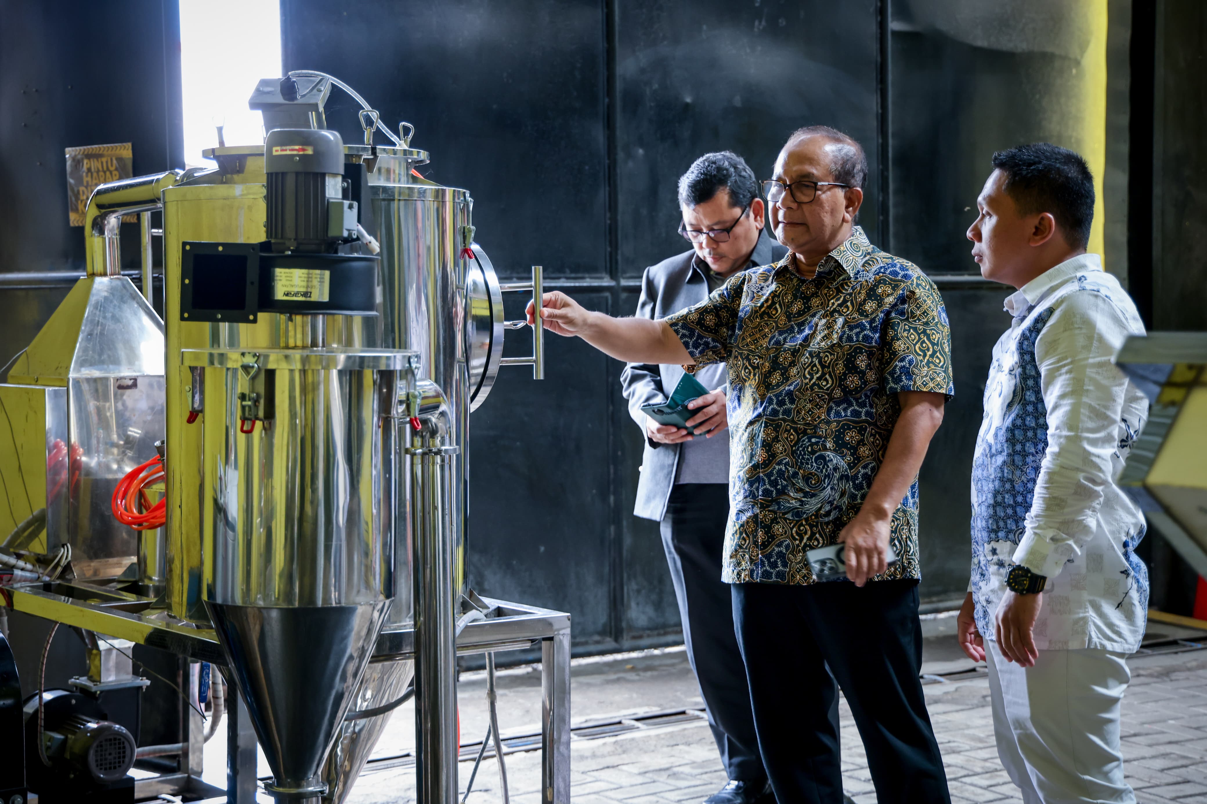 Sekretaris Kementerian UMKM Arif Rahman Hakim meninjau workshop teknologi Metro Mesin (SinPo.id/ Dok. Kementerian UMKM)