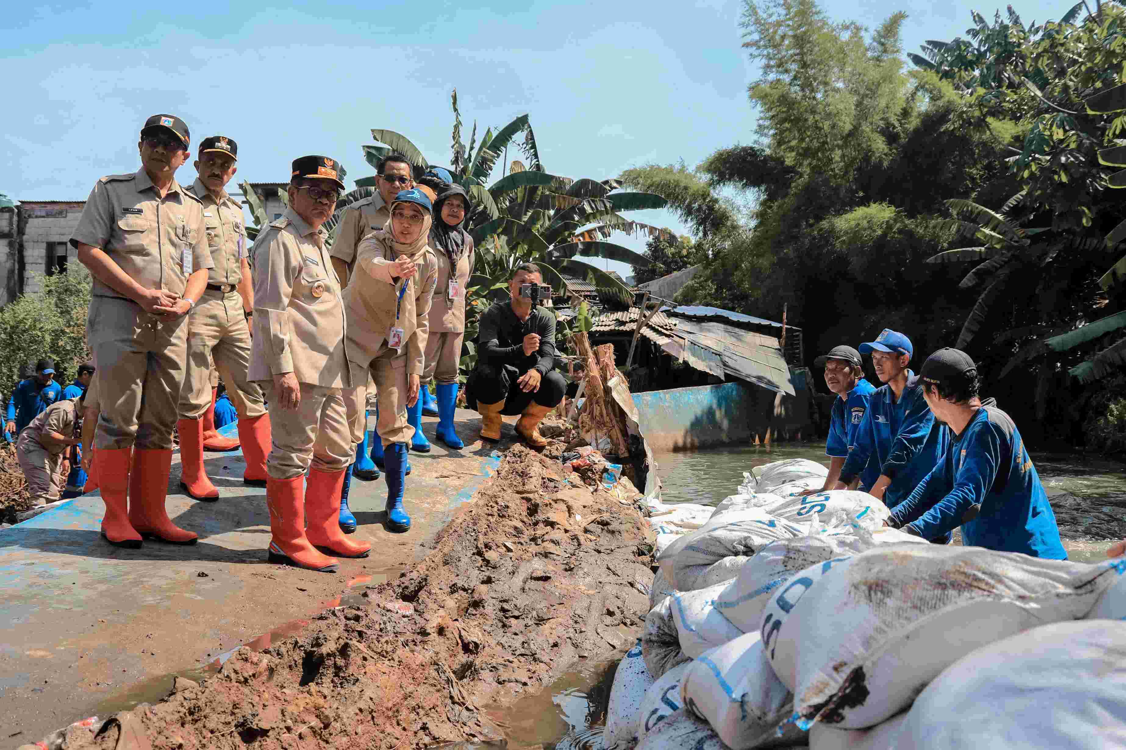 Gubernur DKI Jakarta Pramono Anung tinjau Tanggul Jebol Jati Padang, Pasar Minggu (SinPo.id/Pemprov DKI Jakarta)