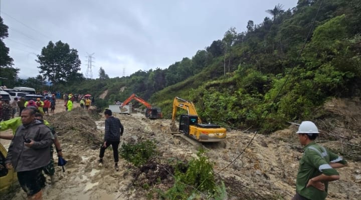 Pembukaan akses jalan usai banjir dan longsor di Tapteng (SinPo.id/ Puspen TNI)