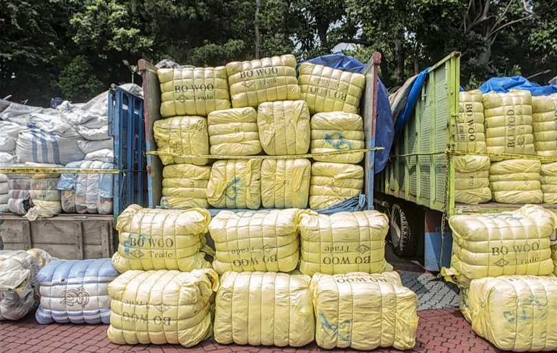 Ilustrasi penyitaan barang bukti baju bekas impor (SinPo.id/Ashar)