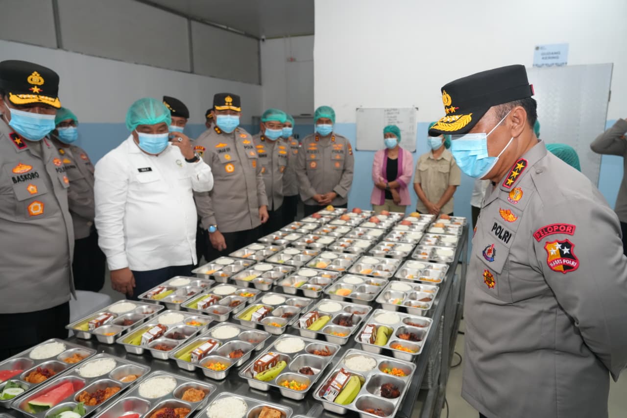 Wakapolri Komjen Pol Dedi Prasetyo tinjau SPPG di NTT (SinPo.id/ Dok.Polri)