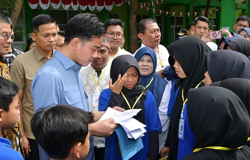 Wapres Gibran saat dikerubuni anak-anak sekolah. (SinPo.id/Setwapres)