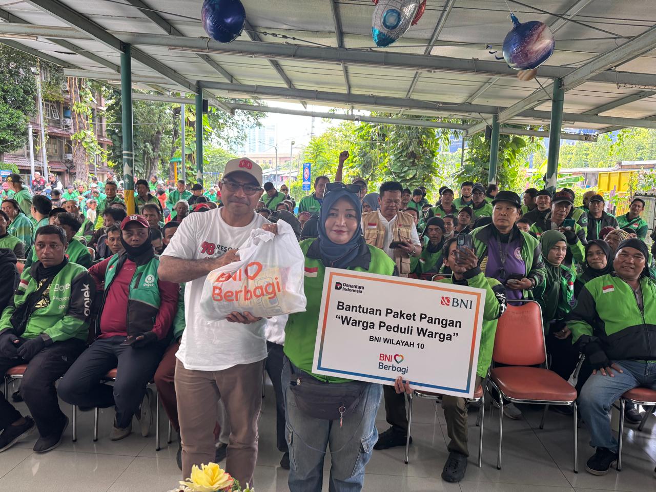 Pembagian paket sembako oleh 98 Resolution Network (SinPo.id/ Dok. 98 Resolution Network)