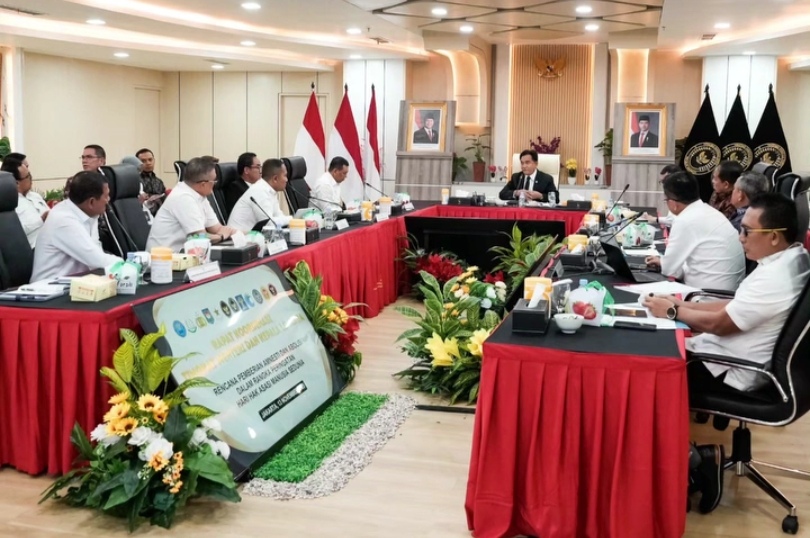 Menko Kumham Imipas Yusril Ihza Mahendra saat memimpin rapat koordinasi terkait rencana Pemberian Amnesti dan Abolisi (SinPo.id/ Dok. Kumham Imipas)