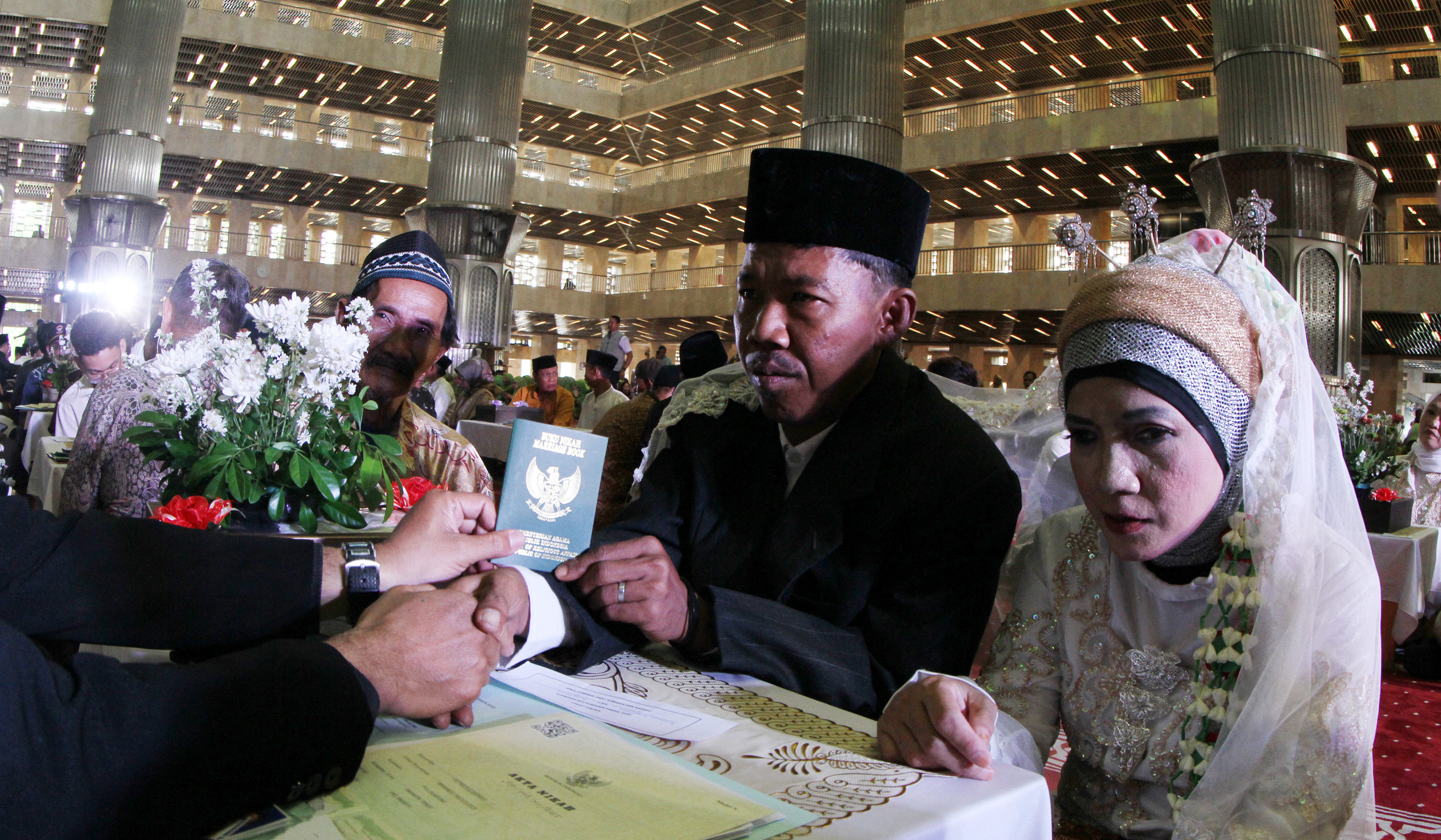 Nikah gratis di Masjid Istiqlal. (Agus Priatna/SinPo.id)