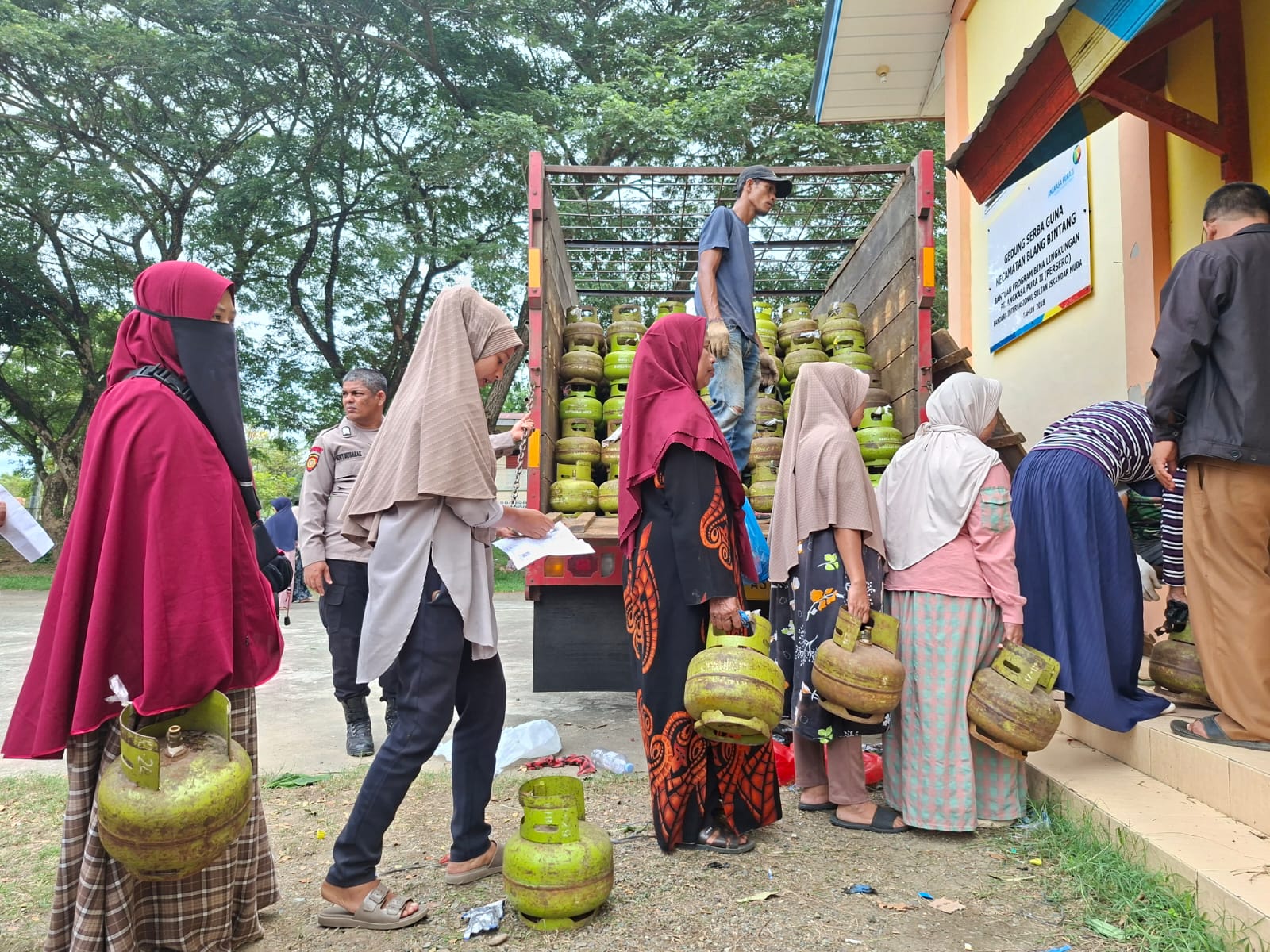 Distribusi Gas di daerah bencana Sumatra (SinPo.id/Tim Media)
