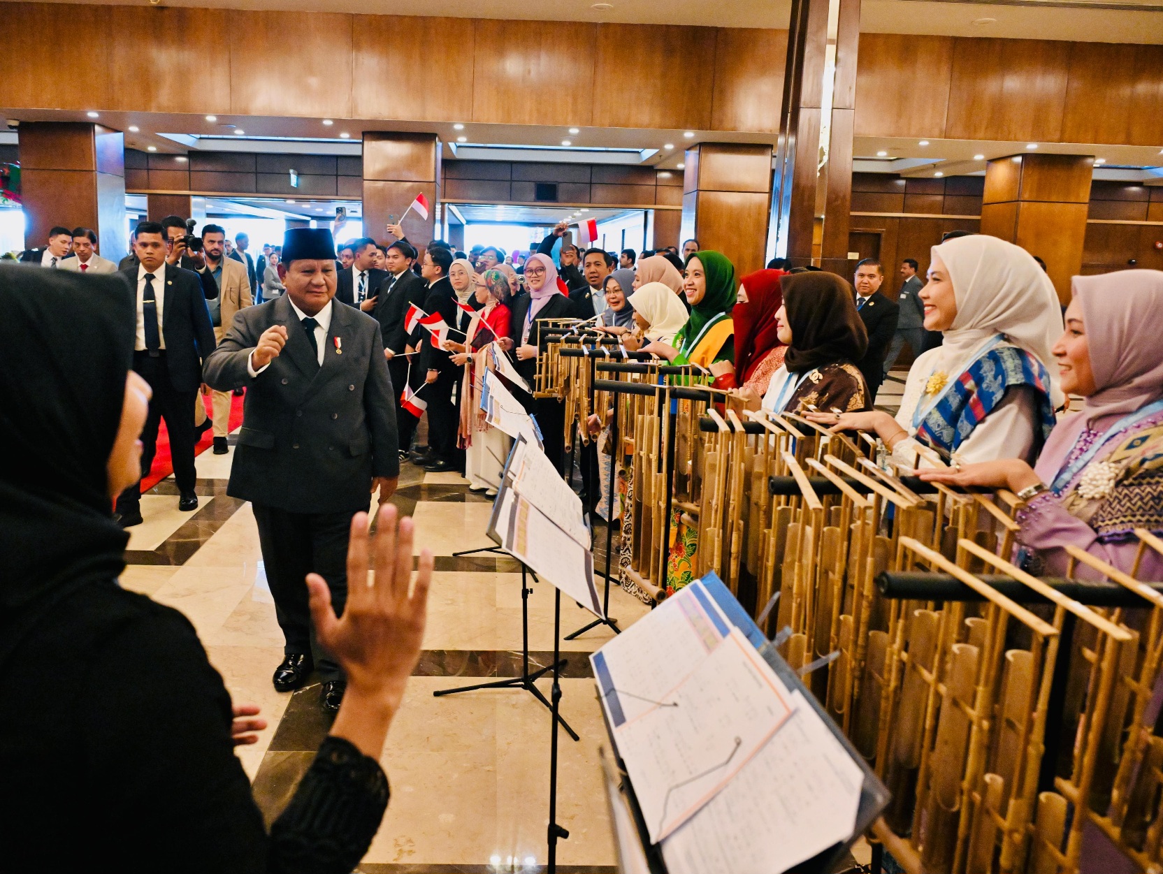 Alunan Angklung WNI Sambut Hangat Kedatangan Presiden Prabowo di Islamabad (SinPo.id/Biro Setpres)