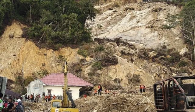 Ilustrasi. Tim SAR gabungan mencari keberadaan jasad korban longsoran tebing Bukit Aek Matauli yang berdampingan dengan Perumahan Pandan Permai, Sibuluan Indah. (SinPo.id/Antara)