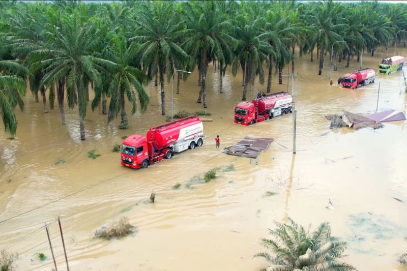 Armada BBM Pertamina melintasi jalur terendam banjir dalam perjalanan dari Medan menuju Aceh Tamiang untuk mendistribusikan bantuan kepada korban terdampak banjir. (SinPo.id/Tim Media)