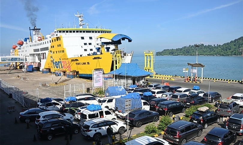 Ilustrasi kapal Ferry mengangkut kendaraan. (SinPo.id/dok. ASDP)