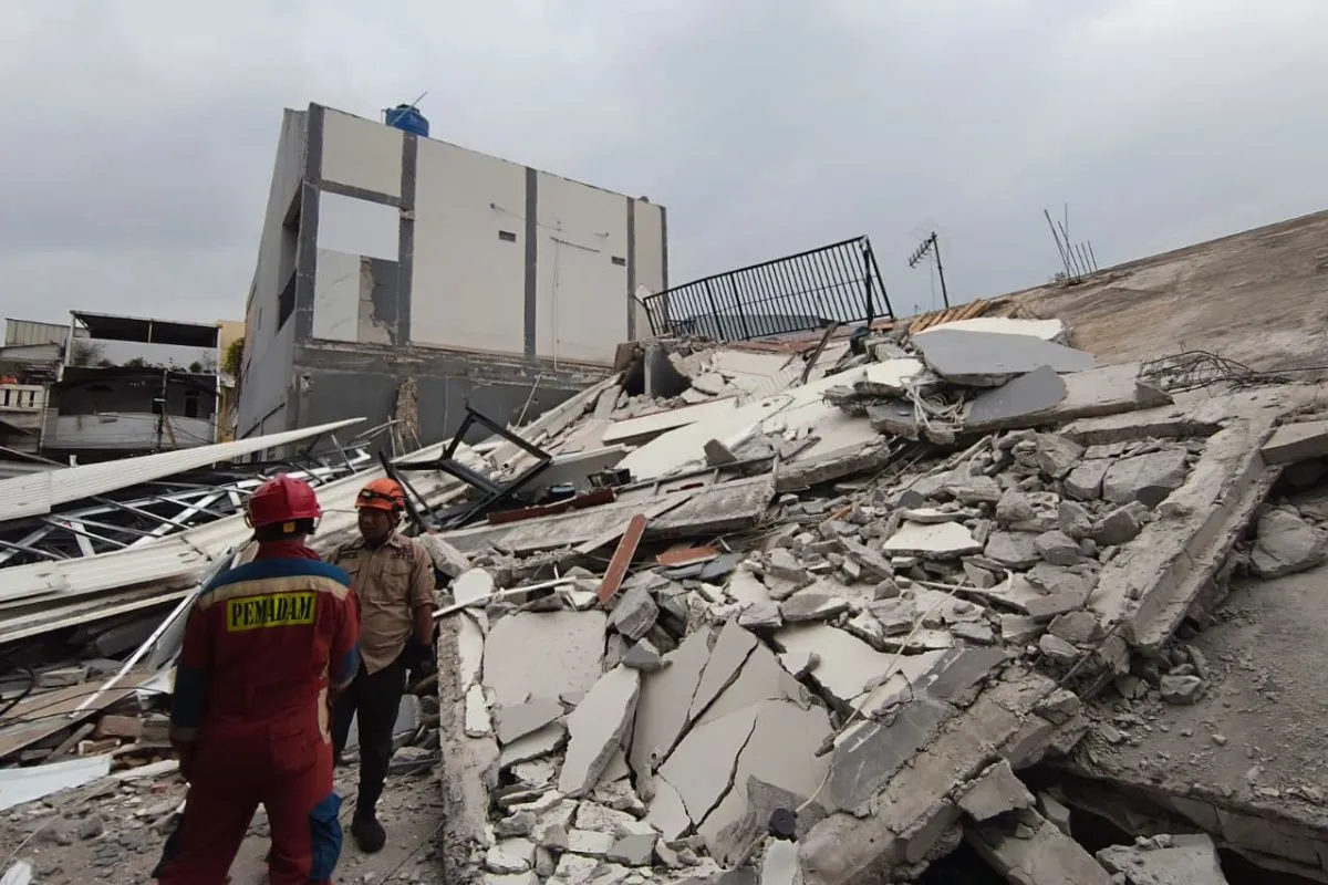 Petugas saat mengecek bangunan parkir dua lantai yang roboh di Jakarta Utara, Kamis (25/12/2025). ANTARA/HO-BPBD DKI Jakarta