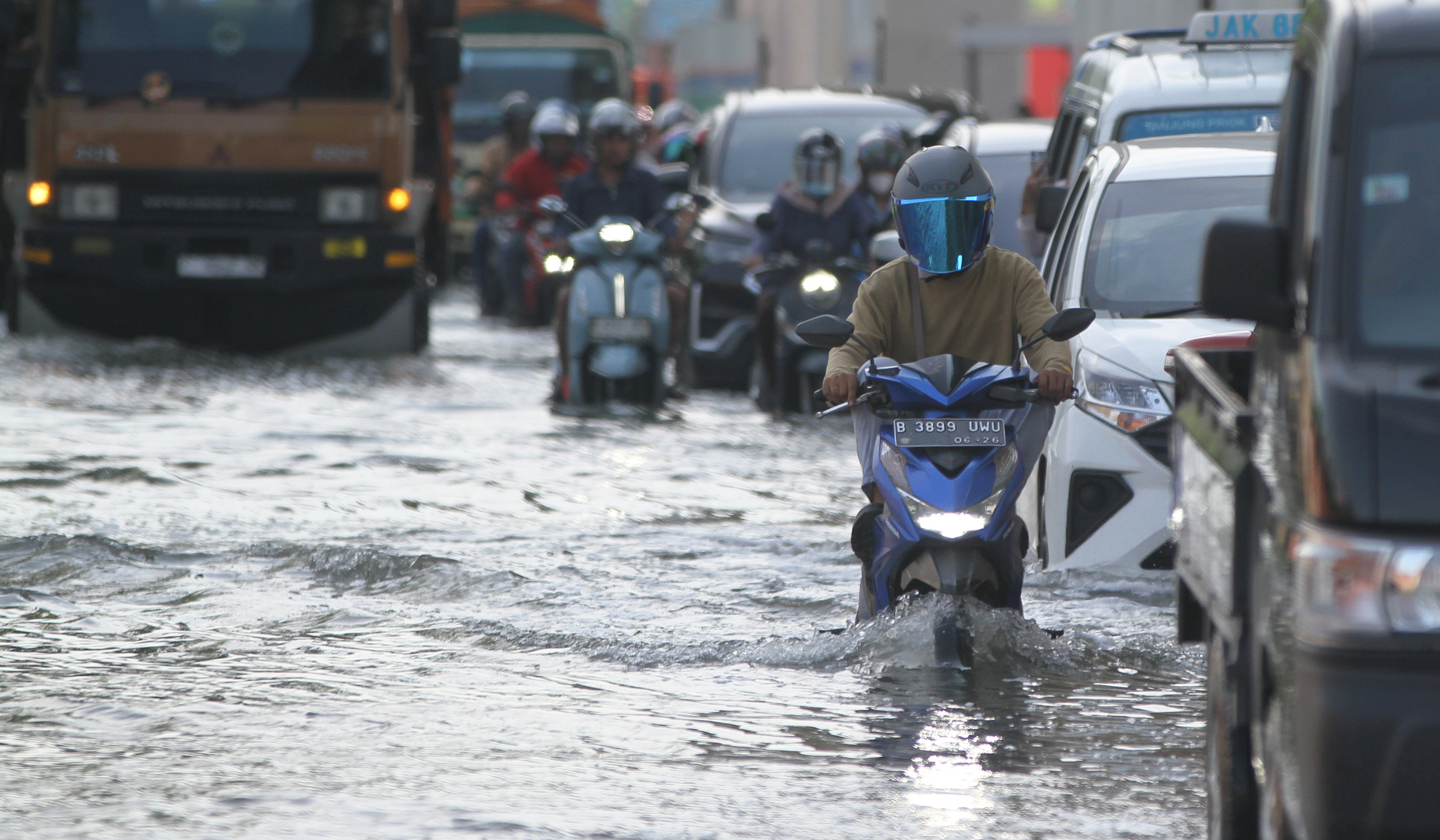 Banjir rob di jalan RE Martadinata, Jakarta. (Agus Priatna/SinPo.id)