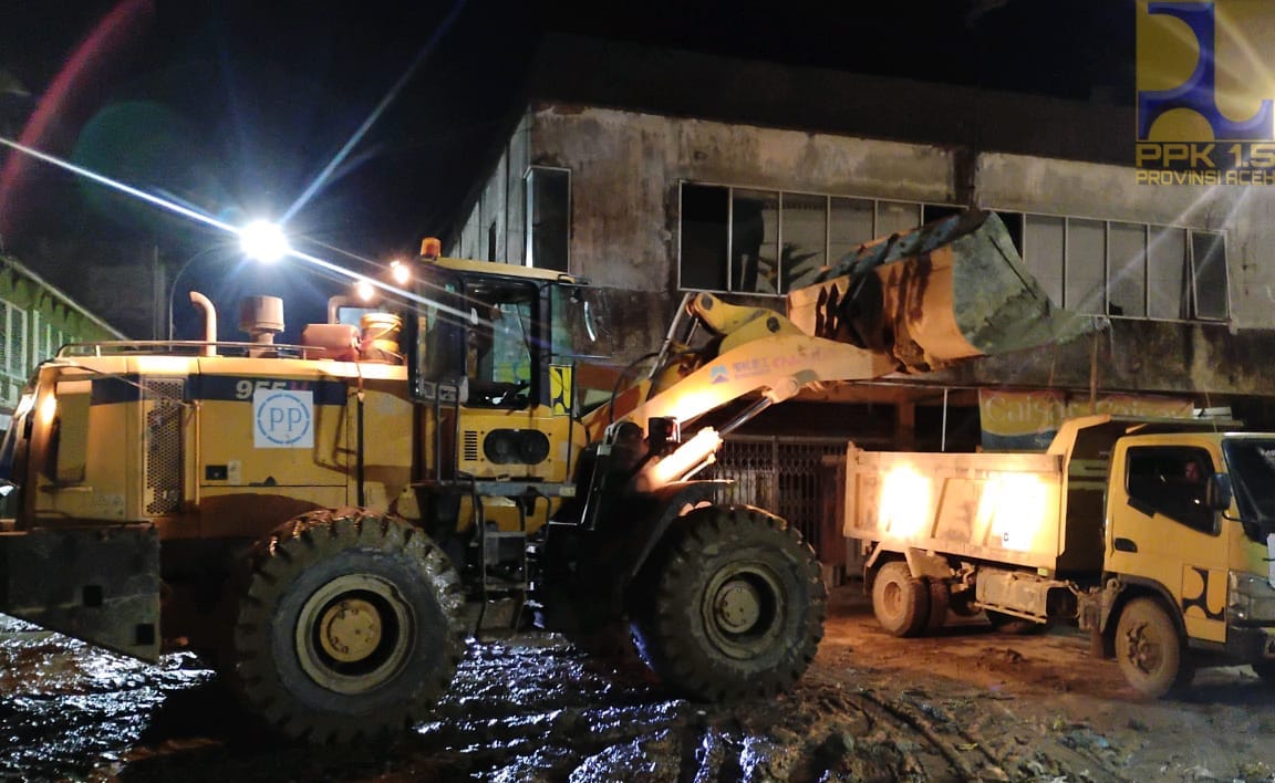 Bersihkan Jalan di Aceh Tamiang, Alat Berat Bekerja hingga Tengah Malam (SinPo.id/tim media)