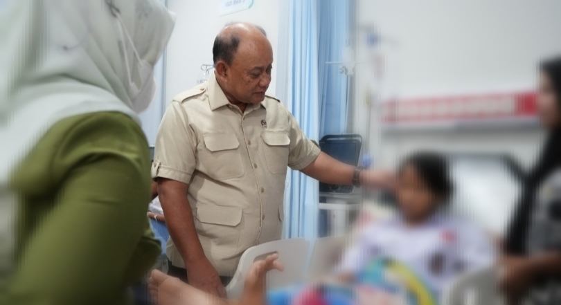 Kepala BGN Dadan Hindayana menjenguk korban kecelakaan mobil mitra SPPG. (SinPo.id/dok. BGN)