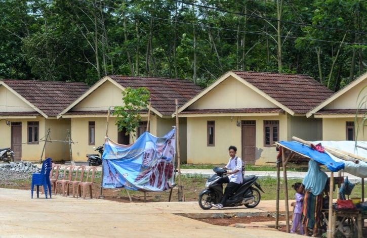 Ilustrasi: Pengendara sepeda motor melintas di sekitar area hunian tetap (huntap). (SinPo.id/Antara)