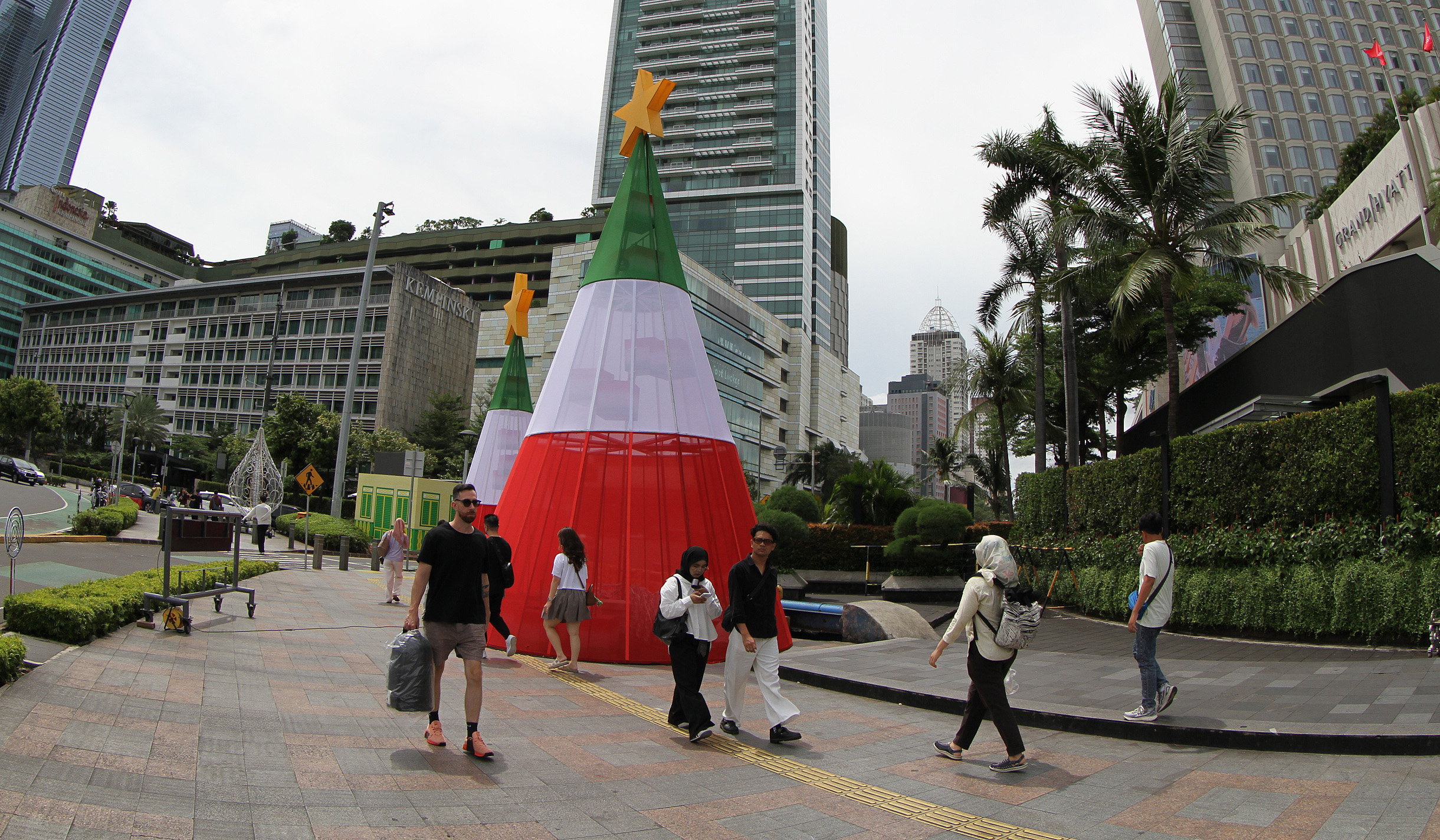 Ornamen natal di Bundaran HI. (Agus Priatna/SinPo.id)