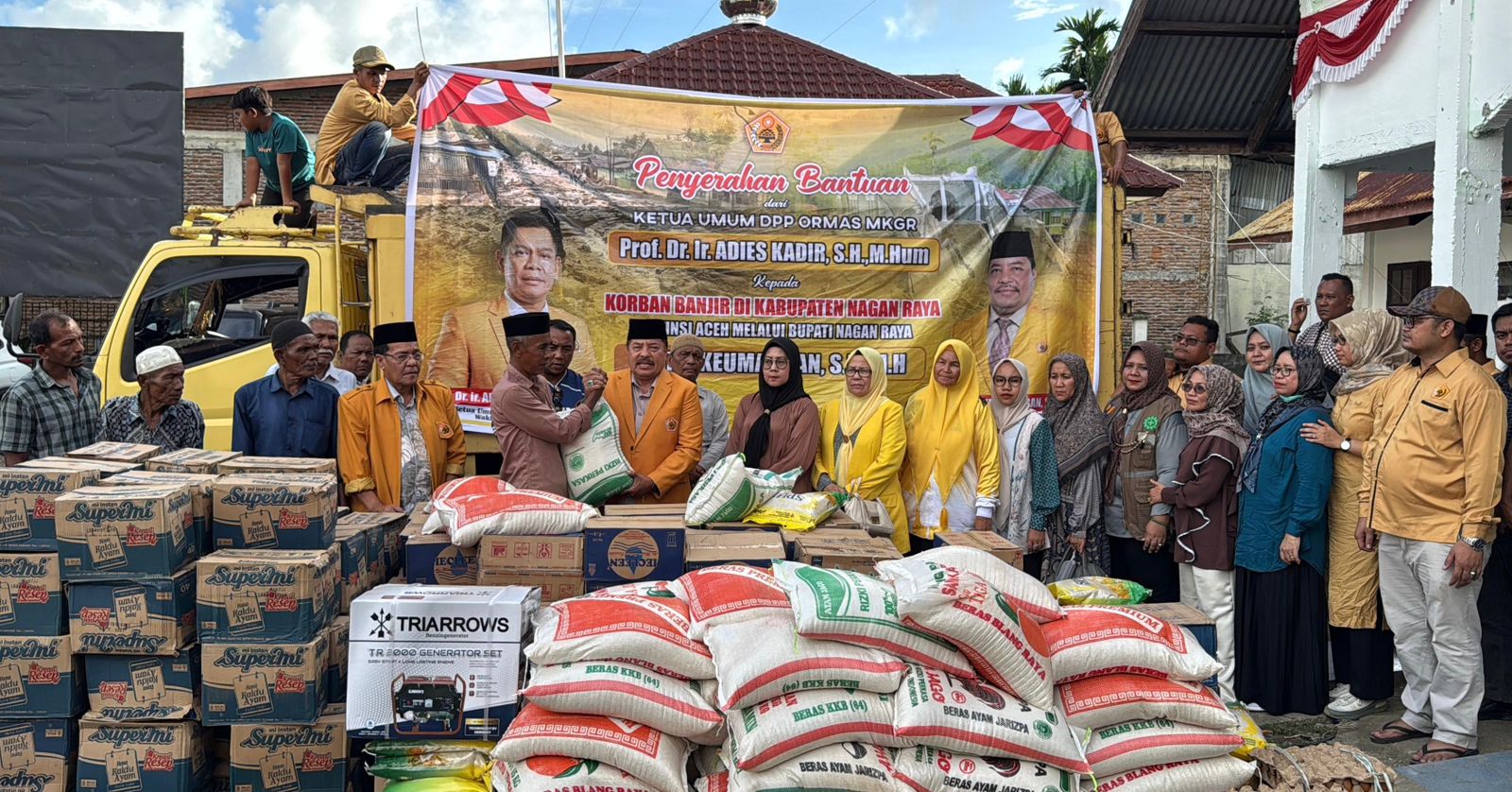 Penyaluran bantuan ormas MKGR di Kecamatan Tripa Makmur dan Darul Makmur, Kabupaten Agam. Istimewa