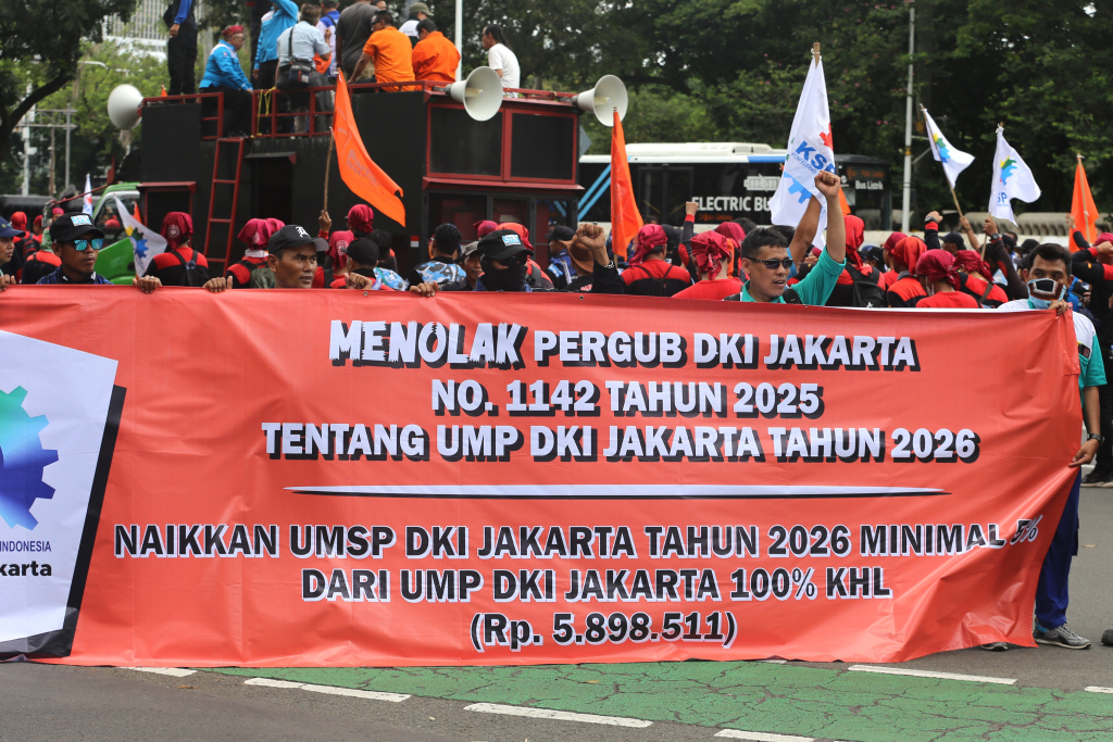 Ratusan buruh gelar aksi demo tuntut kenaikan UMP DKI Jakarta menjadi 5,8 juta(Ashar/SinPo.id)