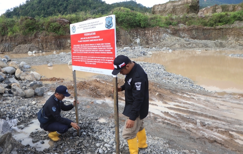 Ilustrasi penyegelan perusahaan oleh Gakkum KLH. (SinPo.id/dok. KLH)