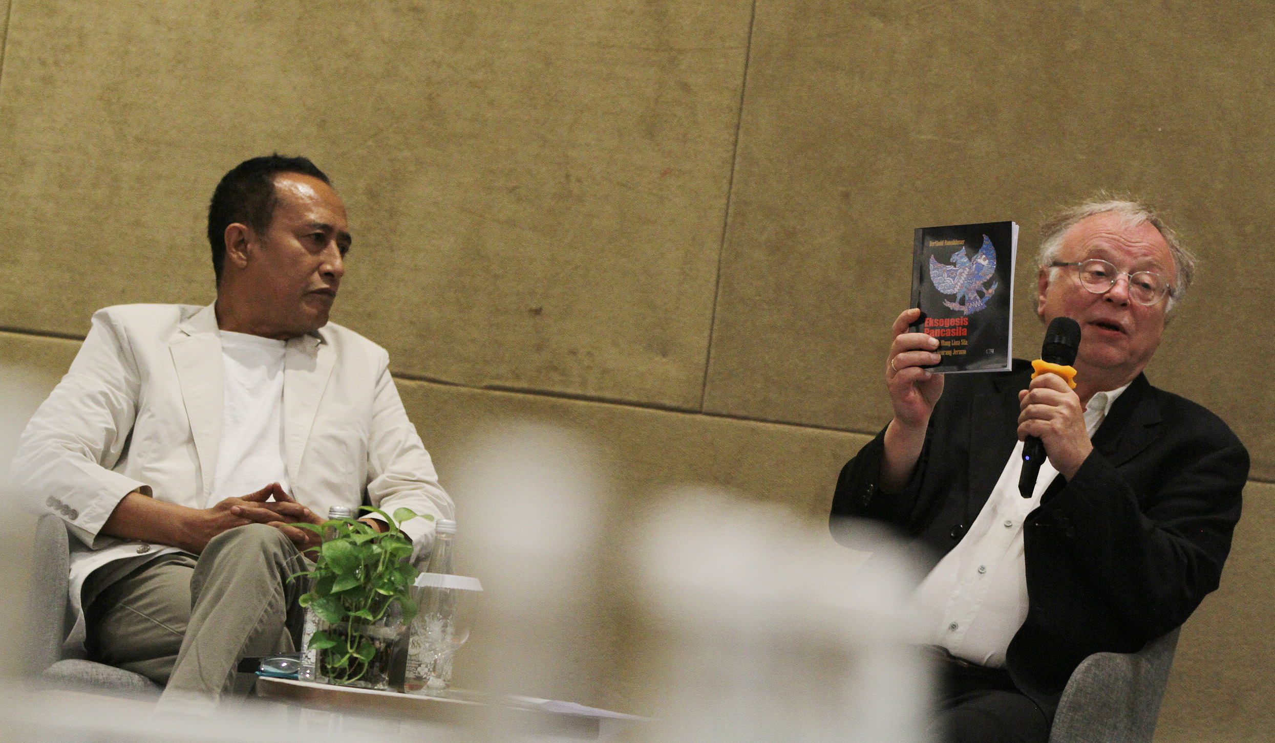 Diskusi buku Berthold Damshauser. (Agus Priatna/SinPo.id)