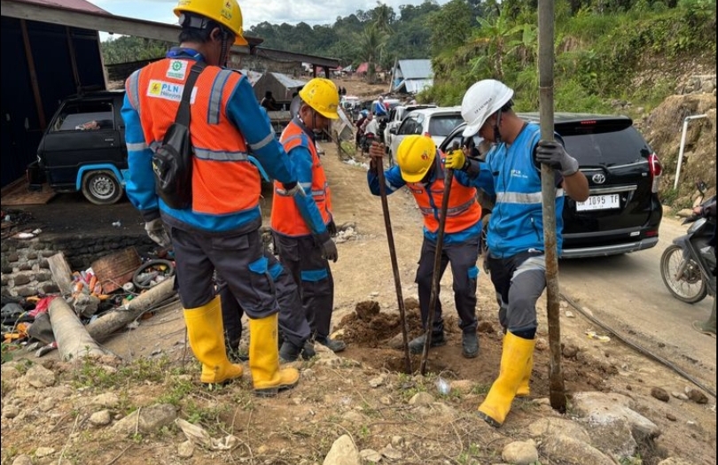 Ilustrasi tim sedang memulihkan listrik di lokasi bencana. (SinPo.id/dok. Bnpb)