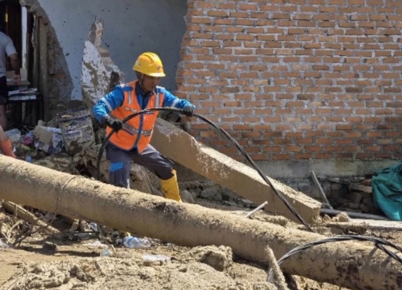 Ilustrasi tim sedang memulihkan akses listrik di wilayah bencana (SinPo.id/ Dok. ESDM)