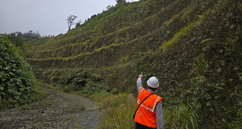 Tim Gakkum ESDM meninjau lereng barat daya Gunung Slamet (SinPo.id/ Dok. ESDM)