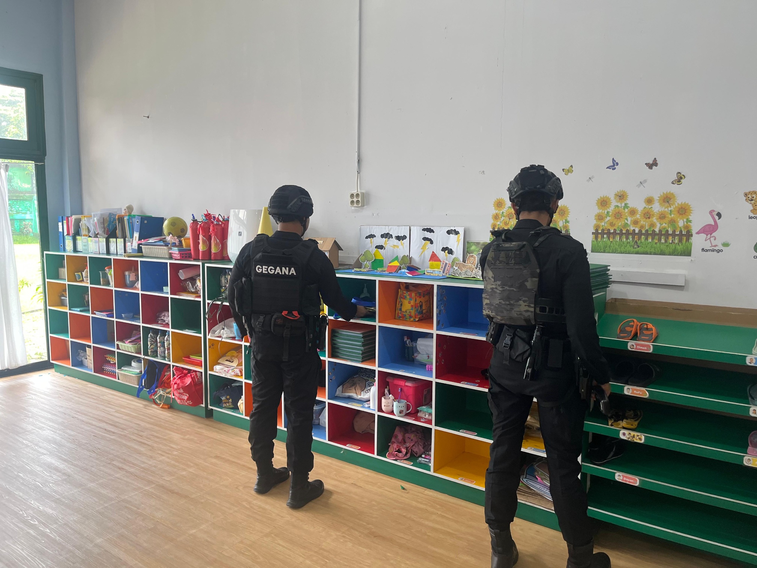 Gegana Polri sterilisasi sekolah di Depok (SinPo.id/ Humas Polri)