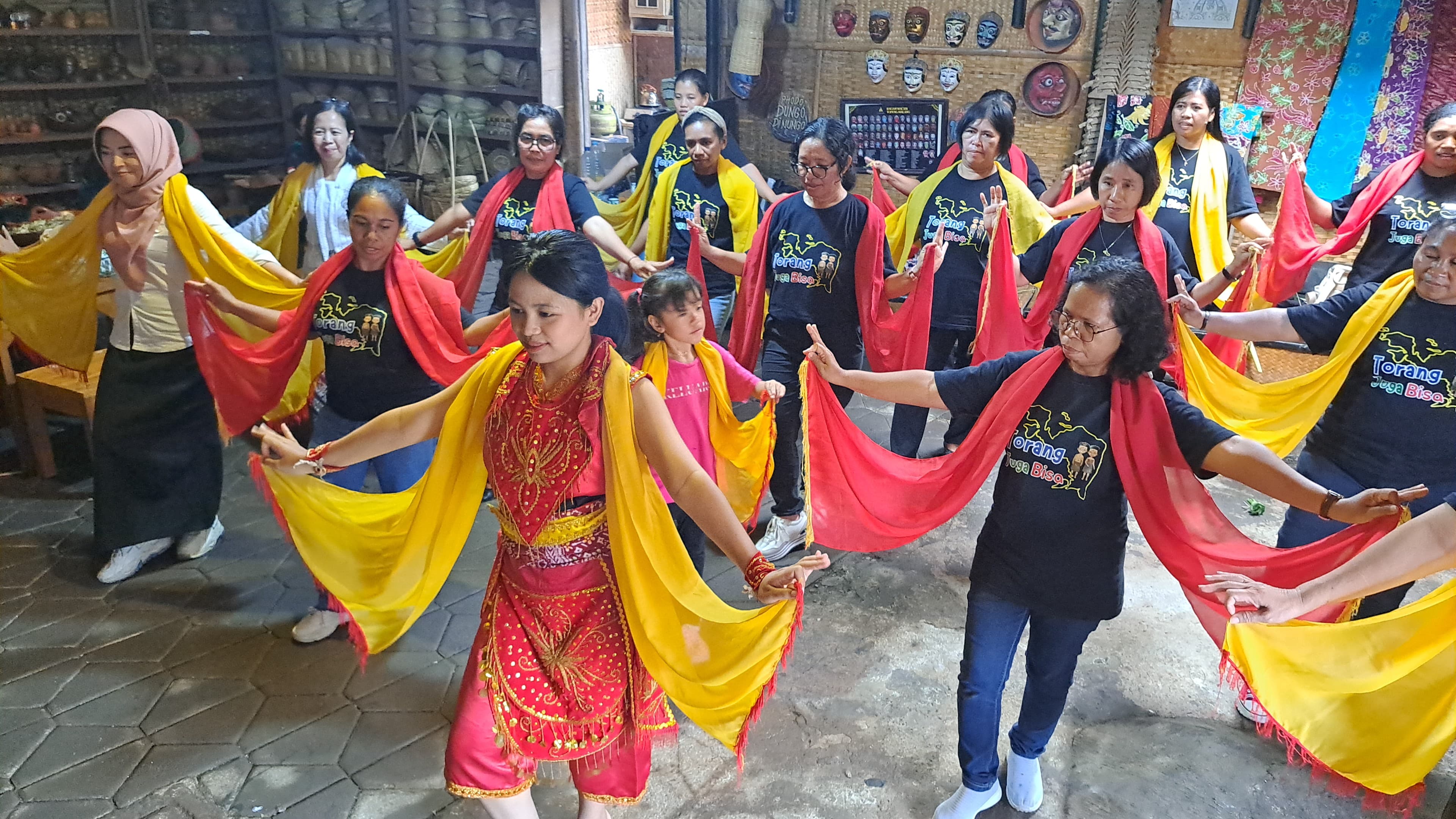 15 Guru PAUD Nabire Papua Tengah Studi Budaya di Kampung Budaya Polowijen (SinPo.id/Istimewa)