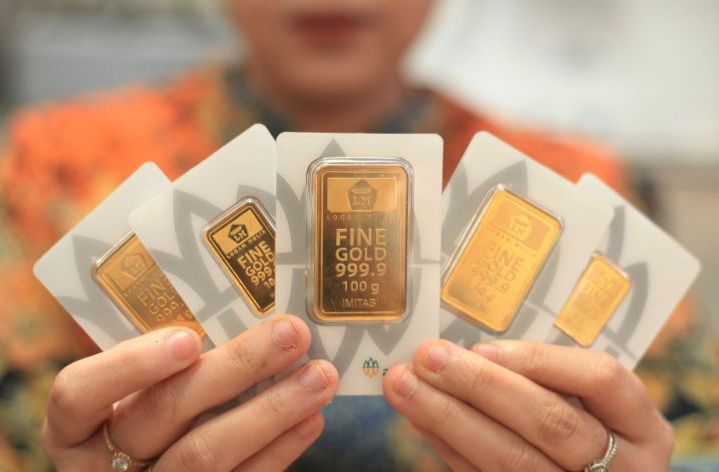 Ilustrasi.Karyawan menunjukkan sampel emas batangan di Butik Emas Antam Setiabudi One. (SinPo.id/Antara)