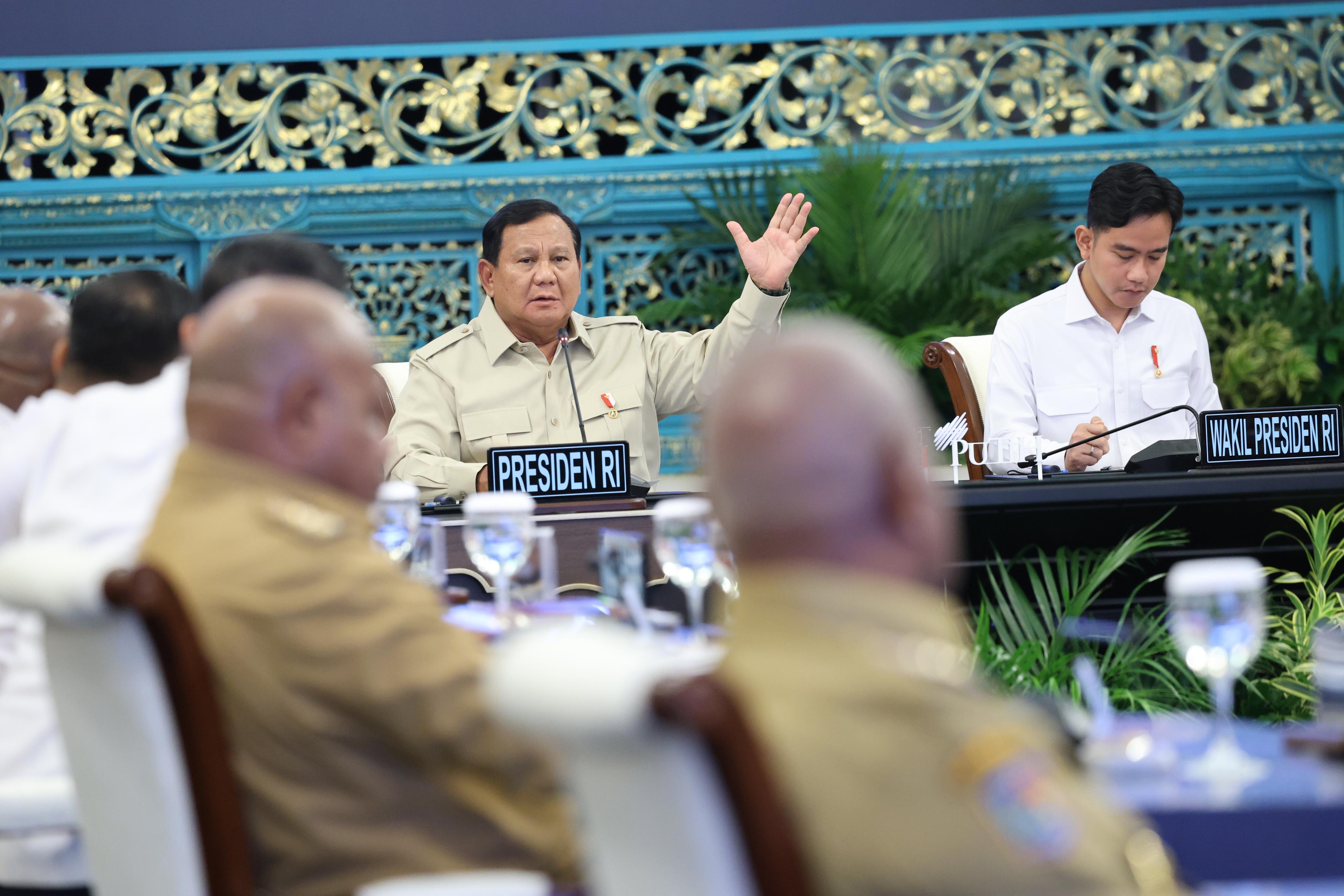 Presiden Prabowo Subianto memberikan pengarahan kepada seluruh kepala daerah Papua (SinPo.id/Tim Media))