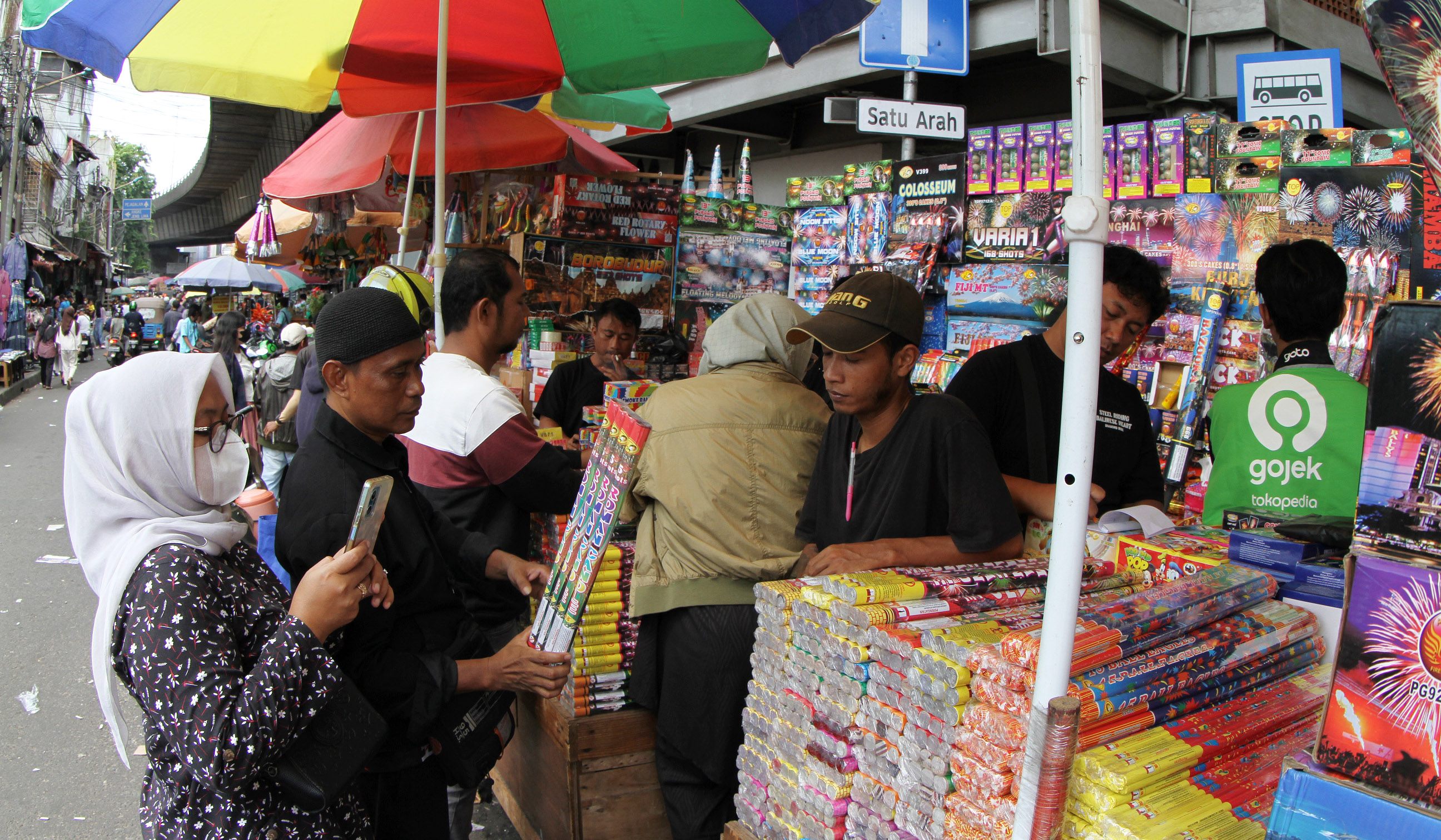 Pedagang petasan Pasar Asemka. (Agus Priatna/SinPo.id)