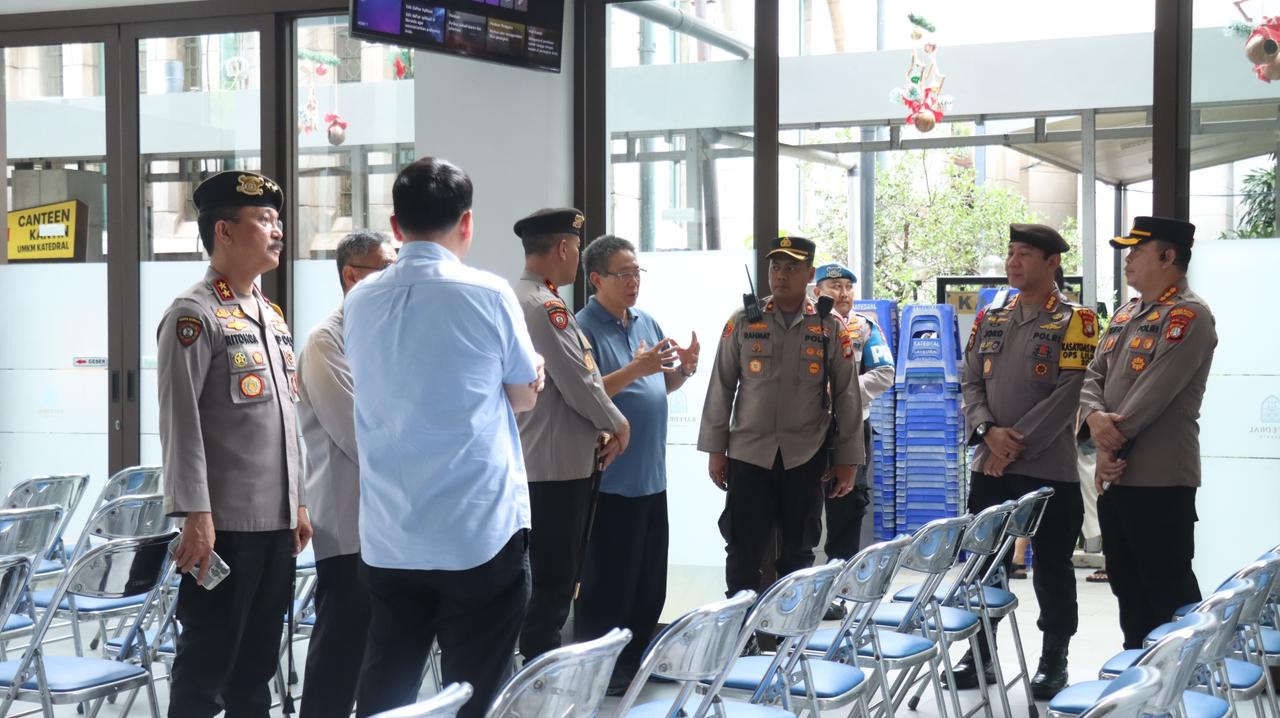 Jajaran anggota Polisi saat mengecek gereja Katedral Jakpus (SinPo.id/Dok.Polres Jakpus)