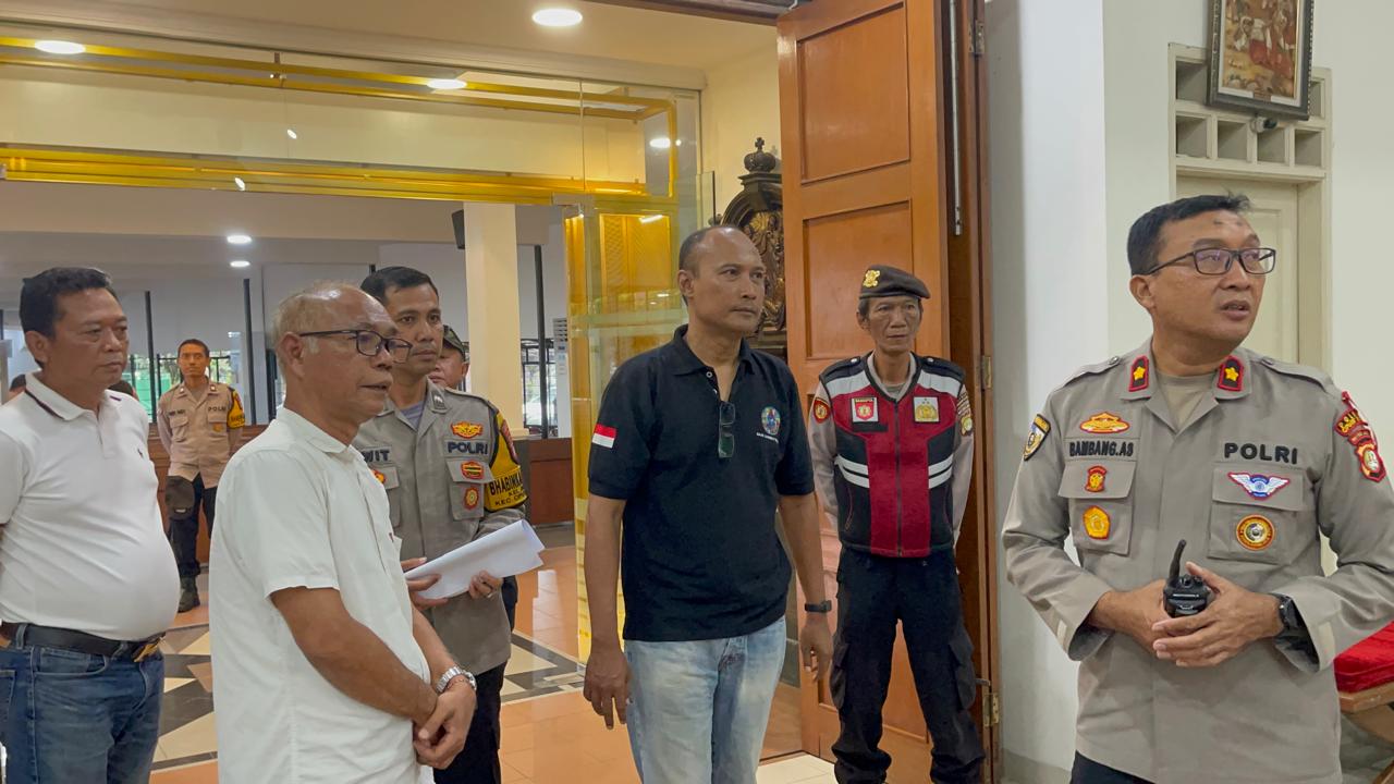 Anggota saat mengecek gereja di Ciputat Timur (SinPo.id/Dok.Polsek Ciputat Timur)