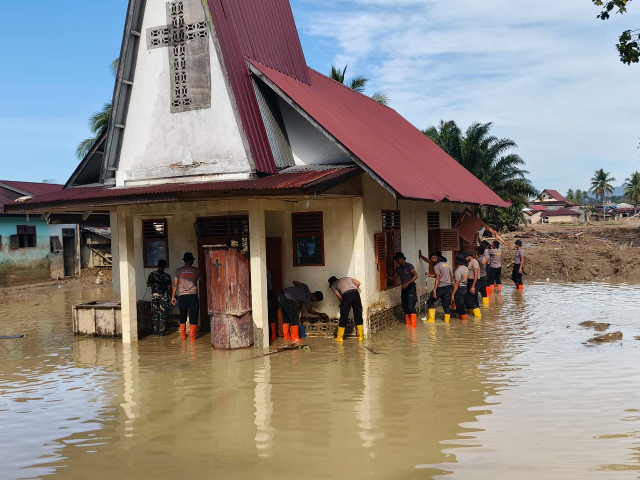 Jelang Perayaan Natal, Polri Gencarkan Perbaikan Gereja dan Posko Ibadah di Sumut (SinPo.id/Setpres)