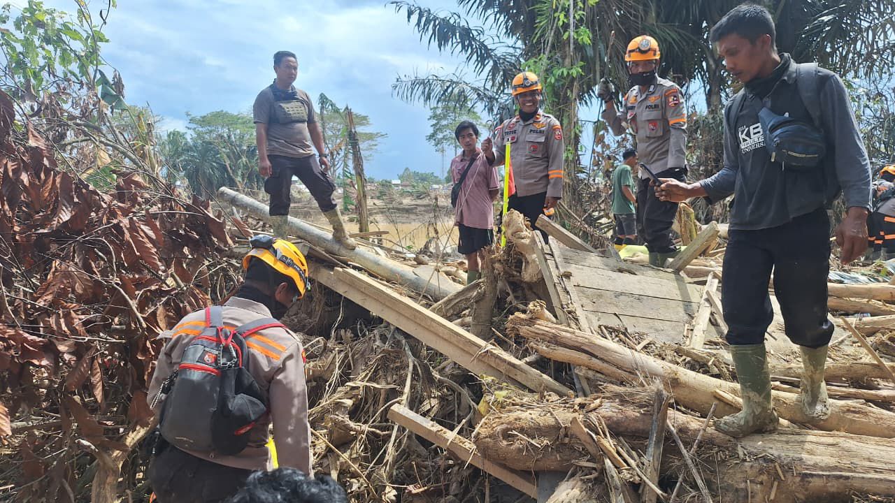 Proses evakuasi korban bencana Sumatra di Aceh Tamiang (SinPo.id/ Humas Polri)