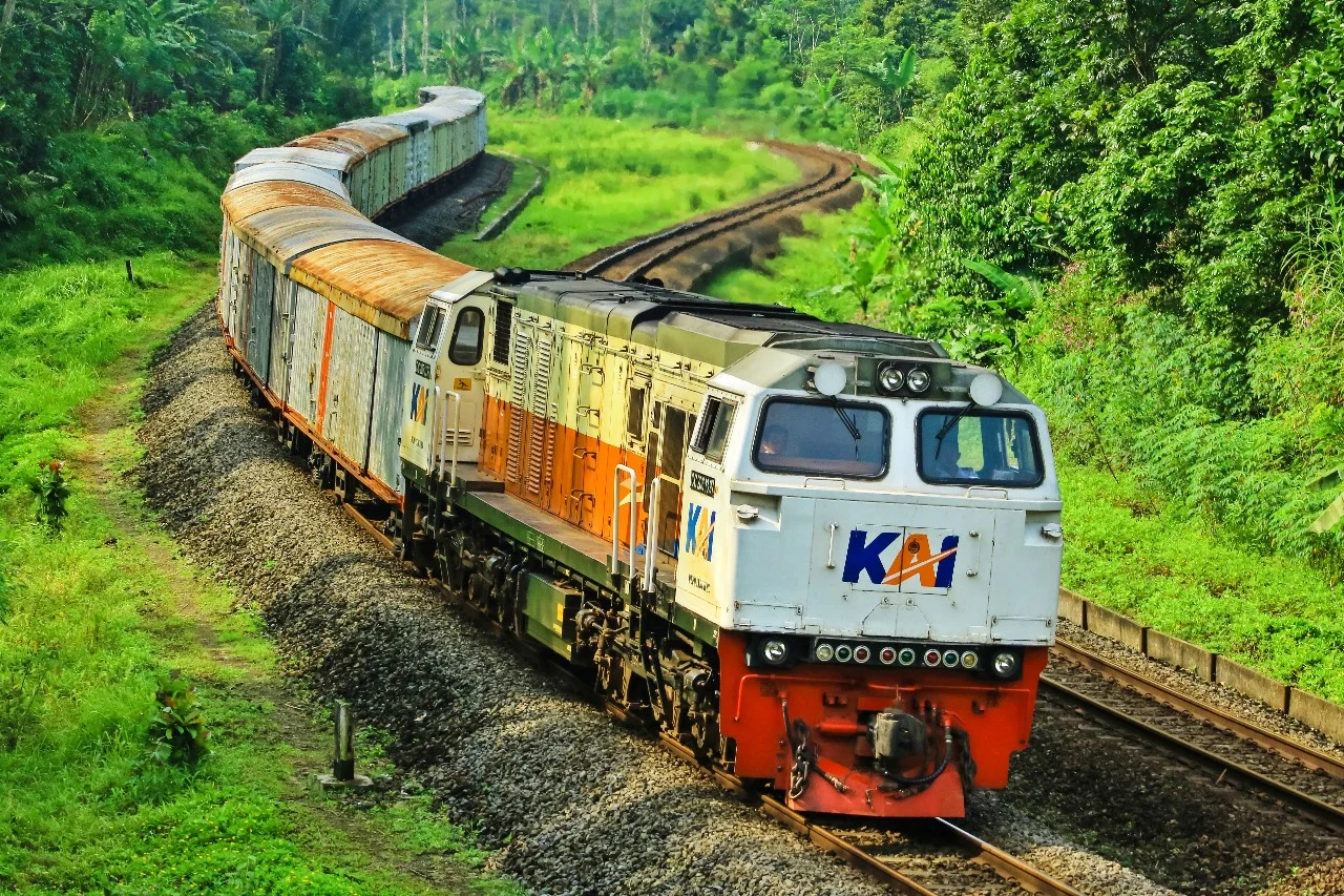 Kereta Api angkut komoditas perkebunan (SinPo.id/KAI)