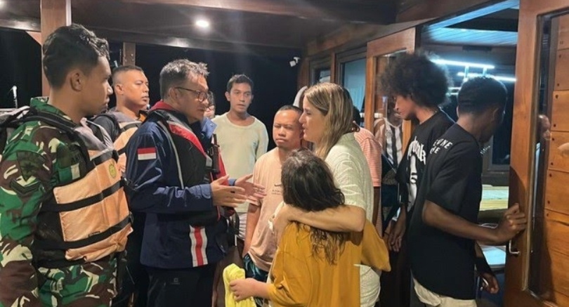 Wisatawan mancanegara berhasi yang dievakuasi di Selat Pulau Padar, Taman Nasional Komodo (SinPo.id/ Dok. KSOP Labuan Bajo)