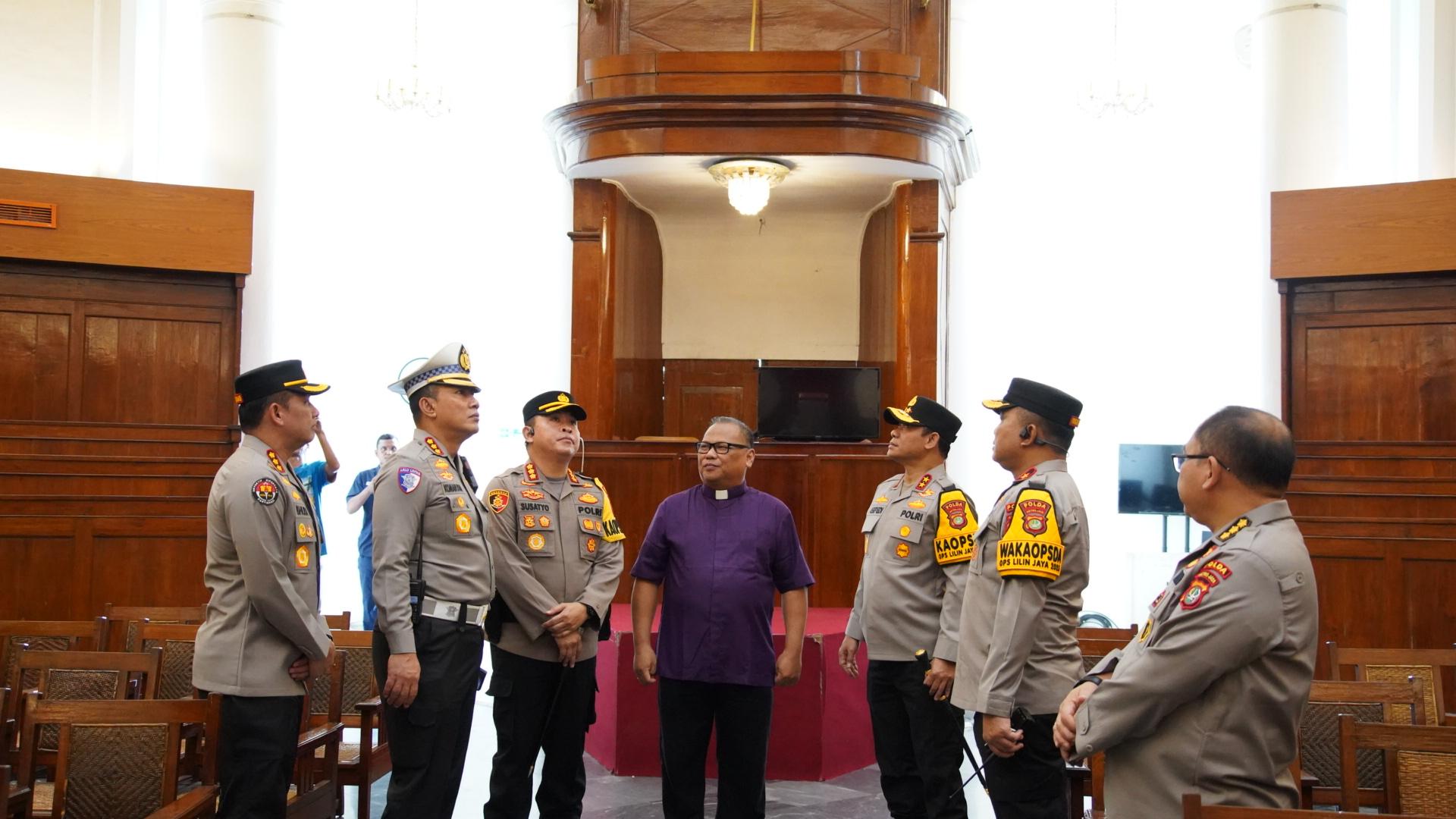 Kapolda Metro Jaya bersama jajaran mengecek Gereja Katedral dan Immanuel (SinPo.id/Dok.PMJ)
