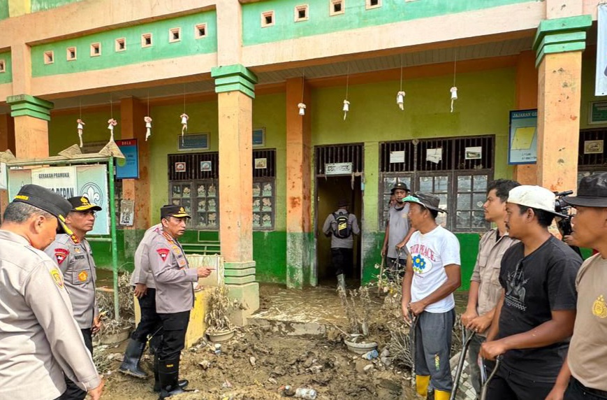 Kapolri meninjau pembersihan sekolah dan masjid yang terdampak bencana (SinPo.id/Dok.Polri)