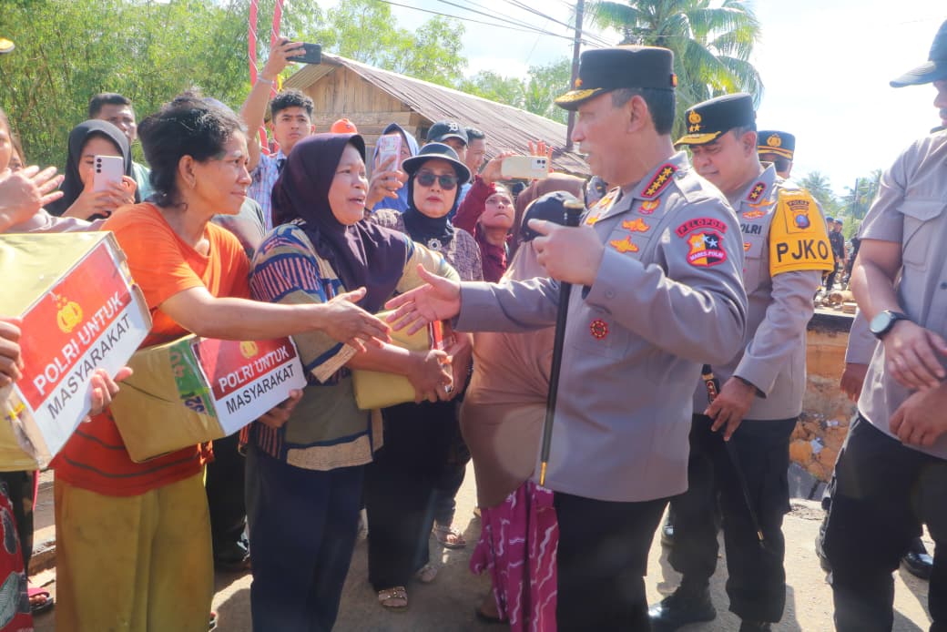 Kapolri saat menyalurkan bantuan korban bencana di Sumatra (SinPo.id/Dok.Polri)