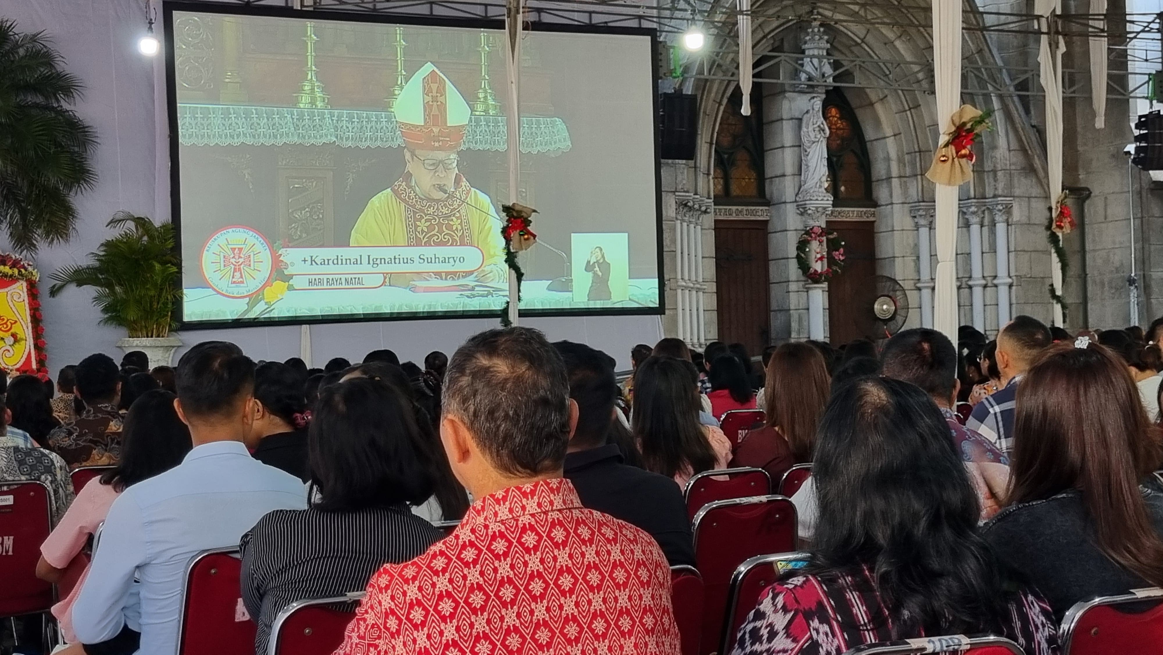 Kardinal Ignatius Suharyo menyampaikan khutbah Misa Natal di Gereja Katedral (SinPo.id/Tio Pirnando)
