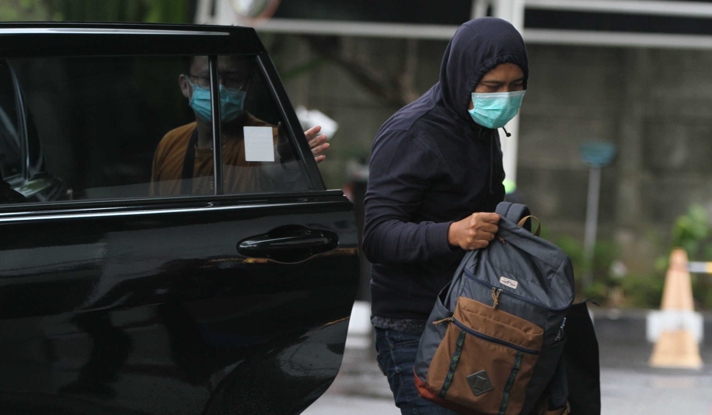 Kasi Intel HSU tiba di KPK usai OTT. (Agus Priatna/SinPo.id)