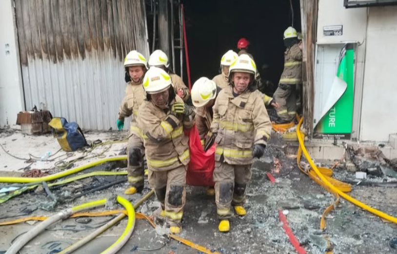 Evakuasi korban kebakaran di Cempaka Putih Jakpus (SinPo.id/Dok.instagram)