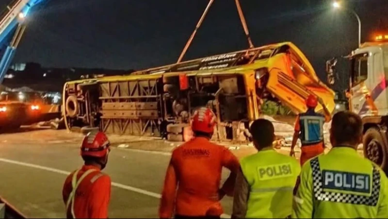 Evakuasi korban laka tunggal bus PO Cahaya Trans (Foto: dok Basarnas Semarang)