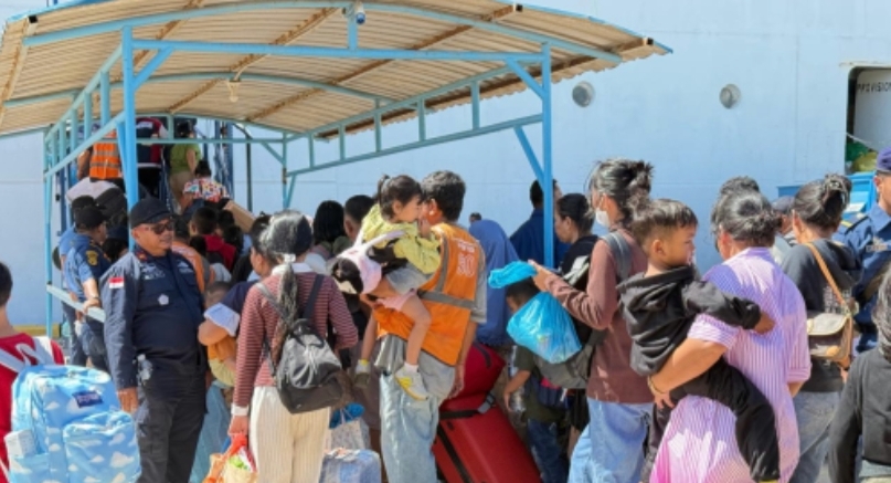 Masyarakat memasuki kapal Pelni (SinPo.id/ Dok. Kemenhub)