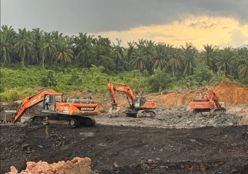Tim Gakkum Kehutanan menyita excavator di kawasan Cagar Alam Teluk Adang. (SinPo.id/dok. Kemenhut)