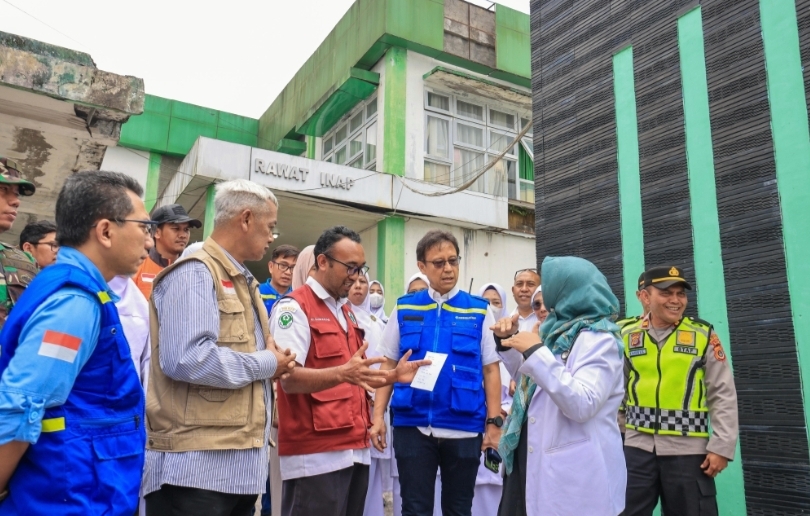 Menkes Budi meninjau Puskesmas pascabencana. (SinPo.id/dok. Kemenkes)